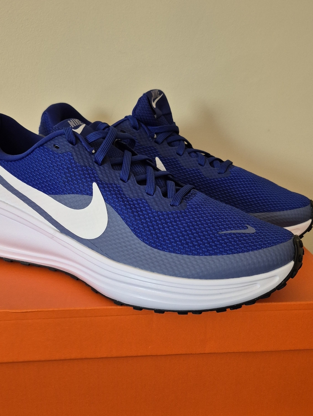 10.5 Men's Nike Revolution 8 Deep Royal Blue World Indigo Black White HJ9198 401 - Picture 2 of 14